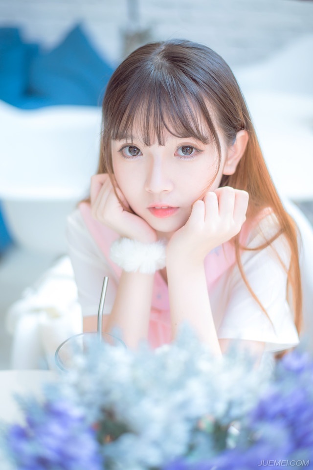 邓贤会意，微笑着点点头，算是默认了庞统的意思，至于原本的蜀中四将如今却变成了三将，已经没人在意了。